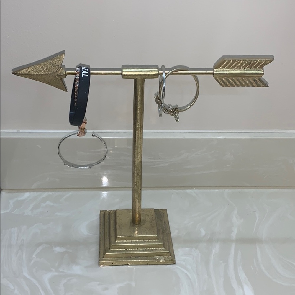 Gold arrow bracket holder